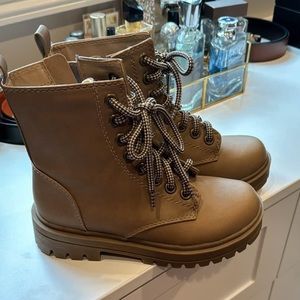 Brand new ! Boots size 5.5